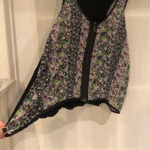Flowy Floral Blouse with Zipper - Picture 3 of 3